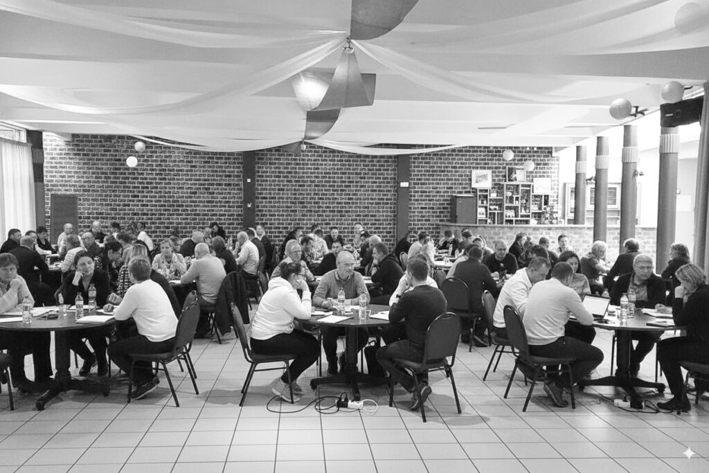 Travail en tables rondes à l'espace animation