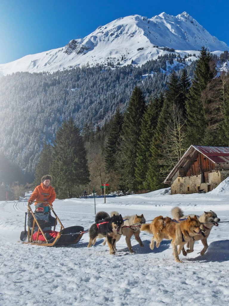 Dominique Stritmatter avec ses chiens à Notre-Dame de la Gorge