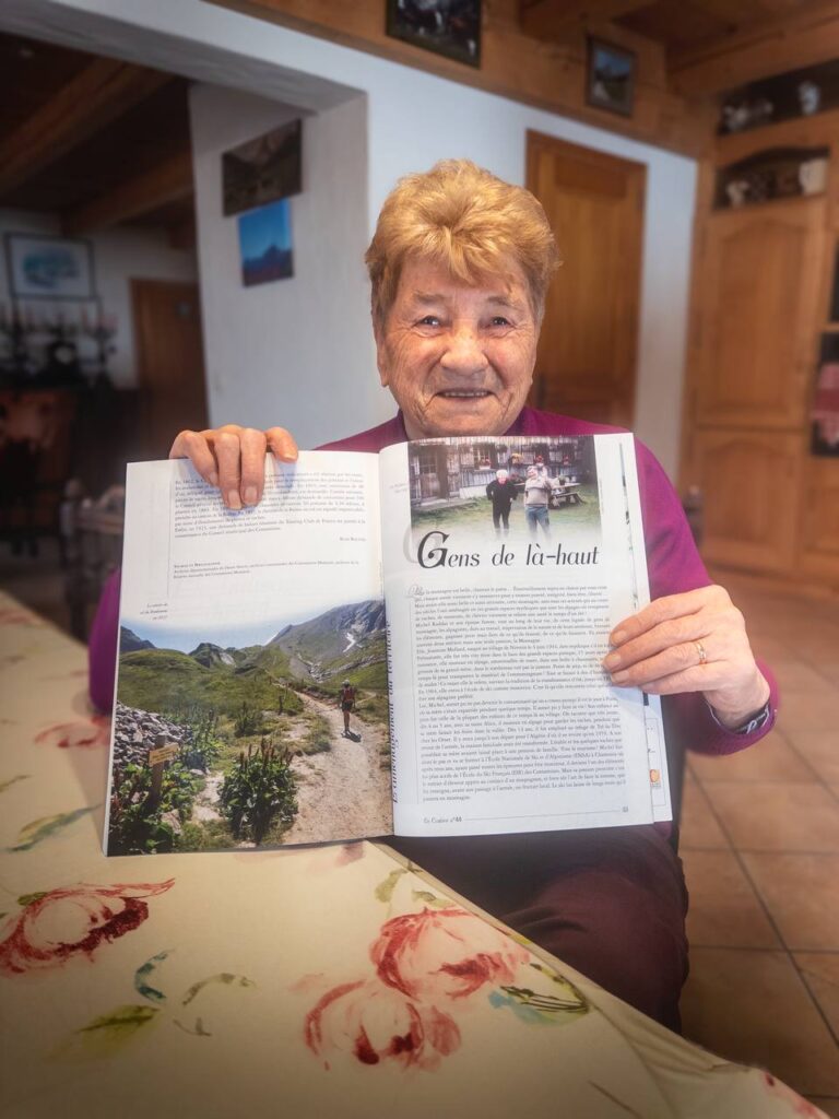Jeannine Raddaz, la revue En Coutère à la main, où un article raconte sa vie avec Michel à l’alpage de la Rollaz.