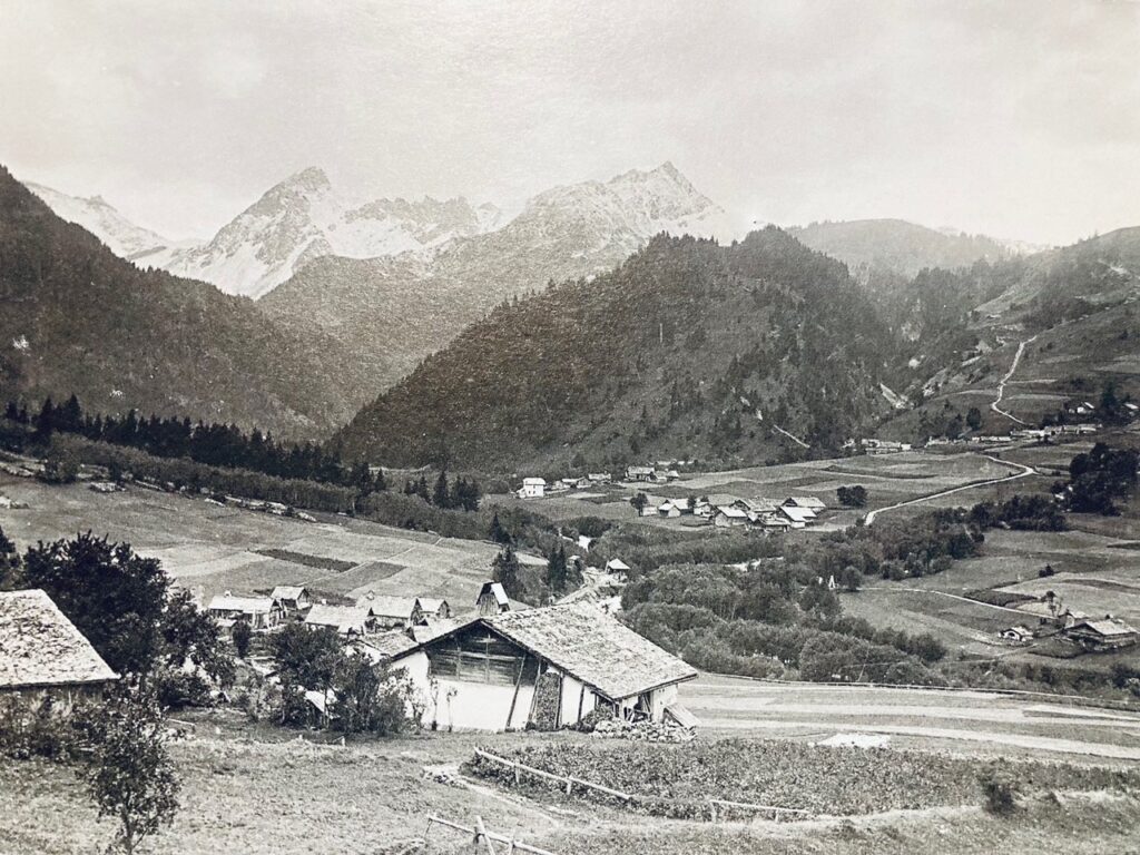 Photo du Gai Soleil et de sa vue imprenable, à l’époque où le lieu était encore une ferme familiale, avant de devenir un hôtel emblématique du village.