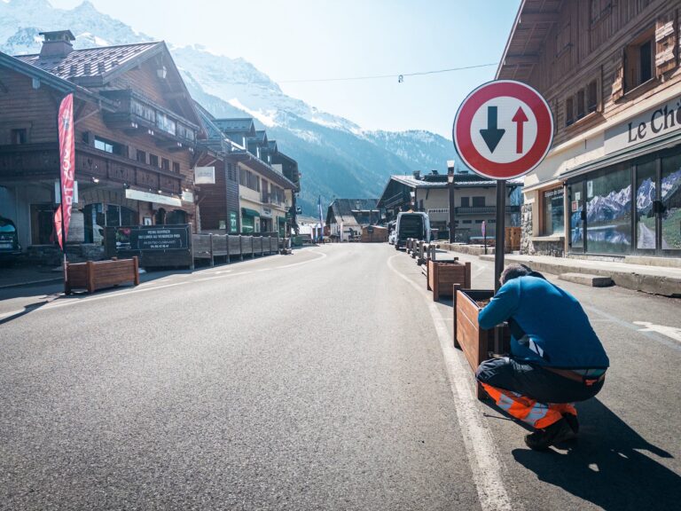 Les services techniques retirent les chicanes.